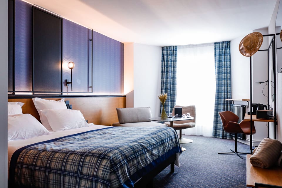 Hypo-allergenic bedding, in-room safe, desk, blackout drapes