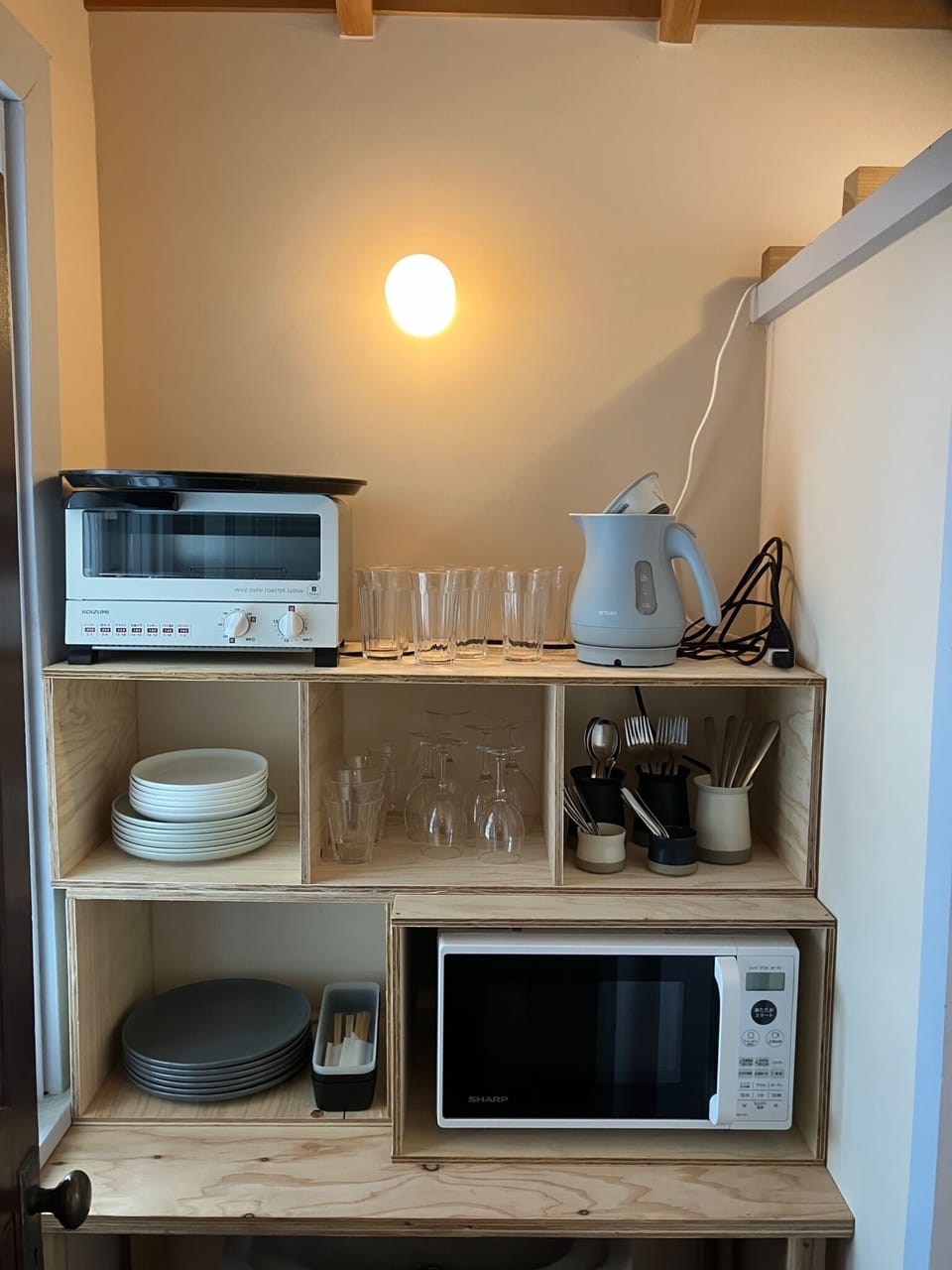 In addition to a microwave, oven, and electric kettle, we also provide glasses, wine glasses, forks, spoons, chopsticks, and other cutlery.