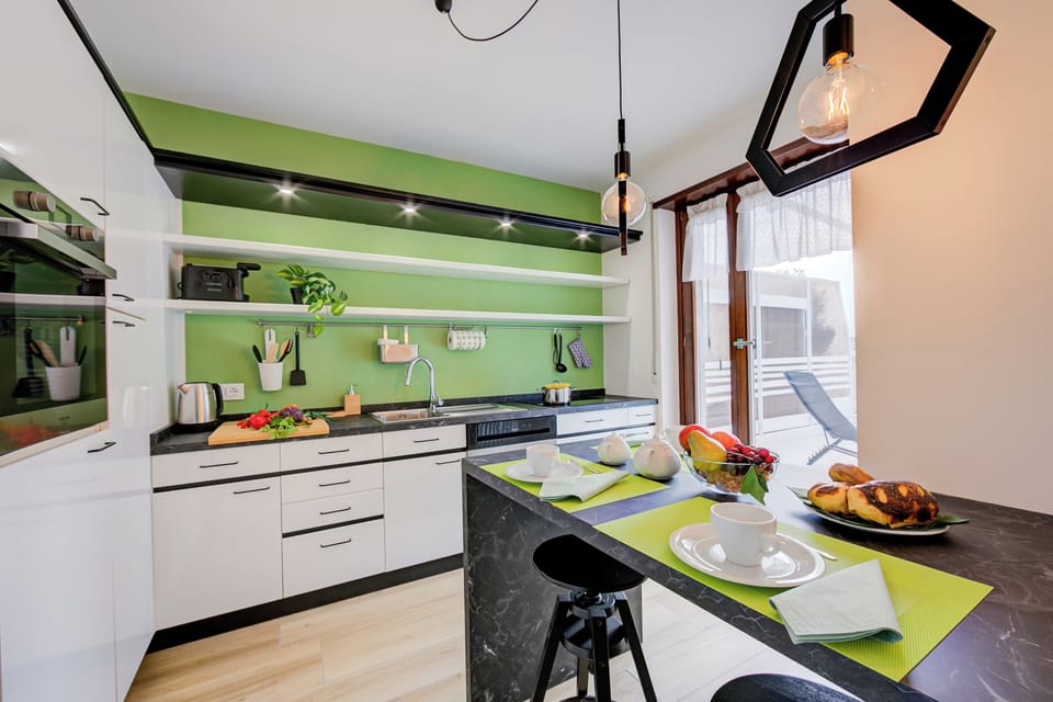 Family Apartment, 2 Bedrooms, Terrace (Balcone Sui Tigli Few Min From The) | Private kitchen