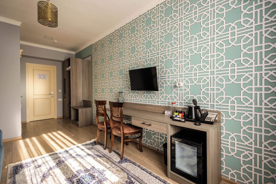 Deluxe Double Room | Room service - dining
