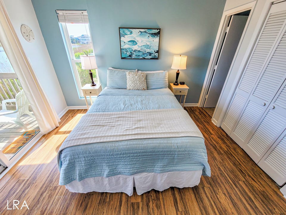 Queen Bedroom-59
