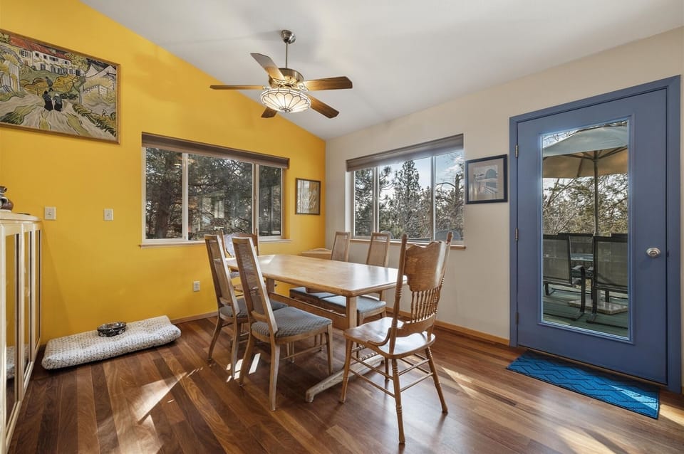 Seated dining for up to eight, access to upper deck