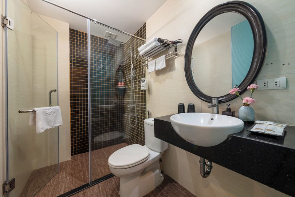Shower, rainfall showerhead, free toiletries, hair dryer