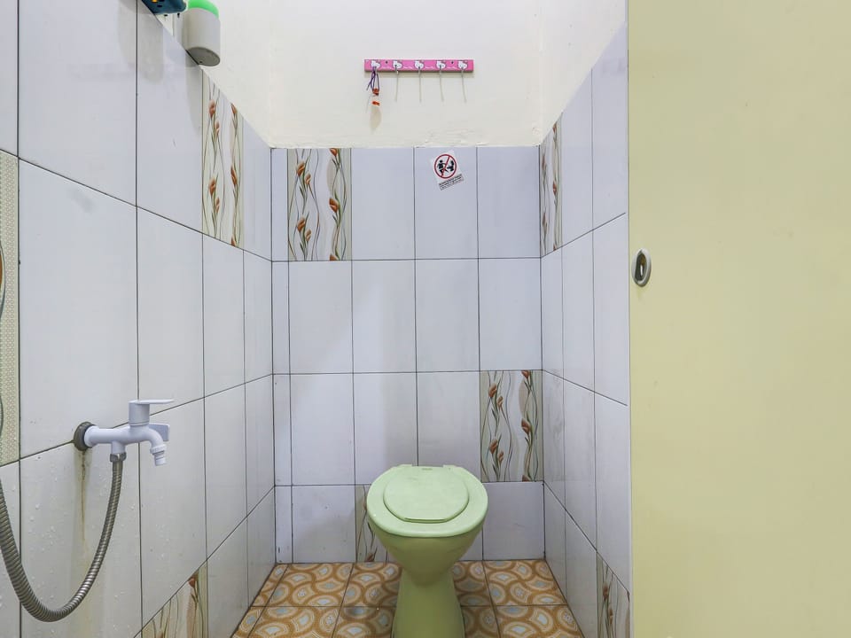 Economy Double Room | Bathroom | Shower, towels, toilet paper
