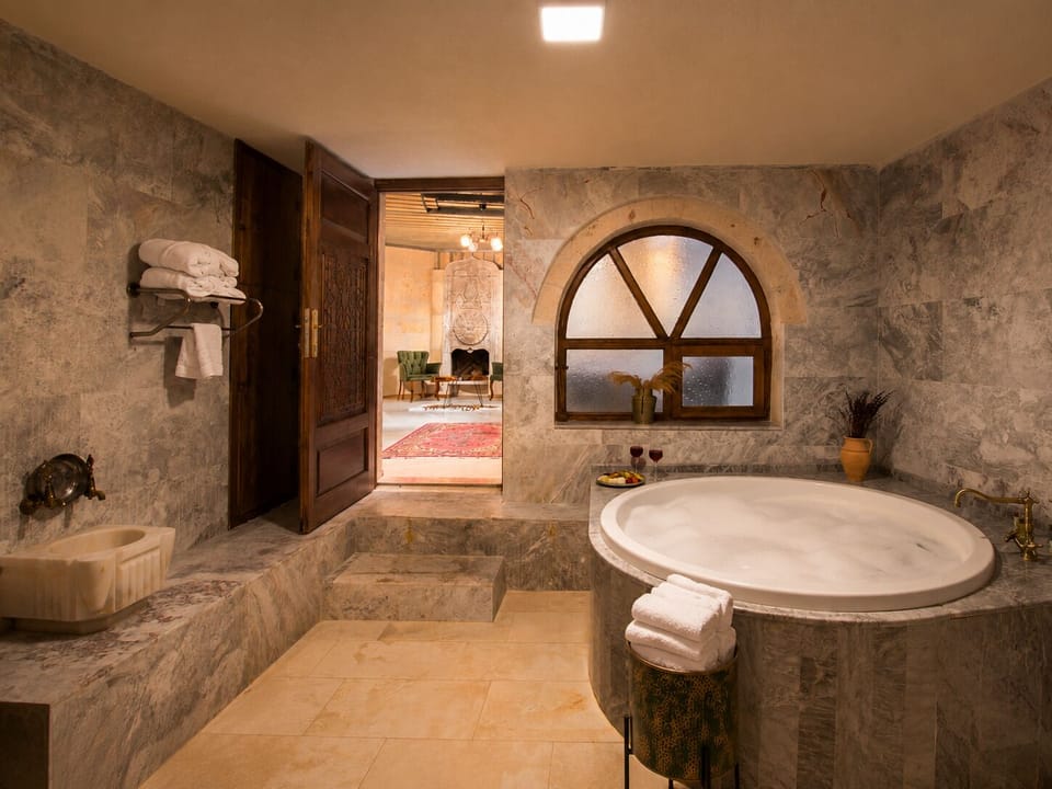Spa Suite with Jacuzzi | Bathroom | Separate tub and shower, spring water tub, hydromassage showerhead