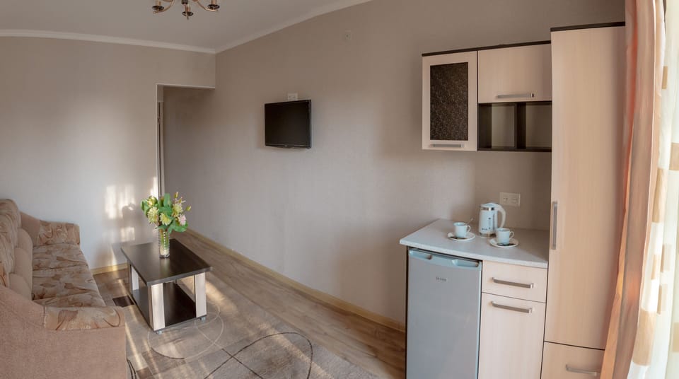 Comfort Room | Living area | Flat-screen TV, heated floors