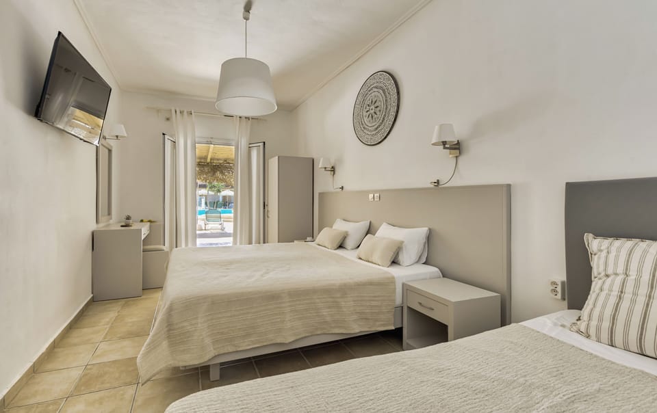 Superior Room | In-room safe, WiFi (free), bed sheets