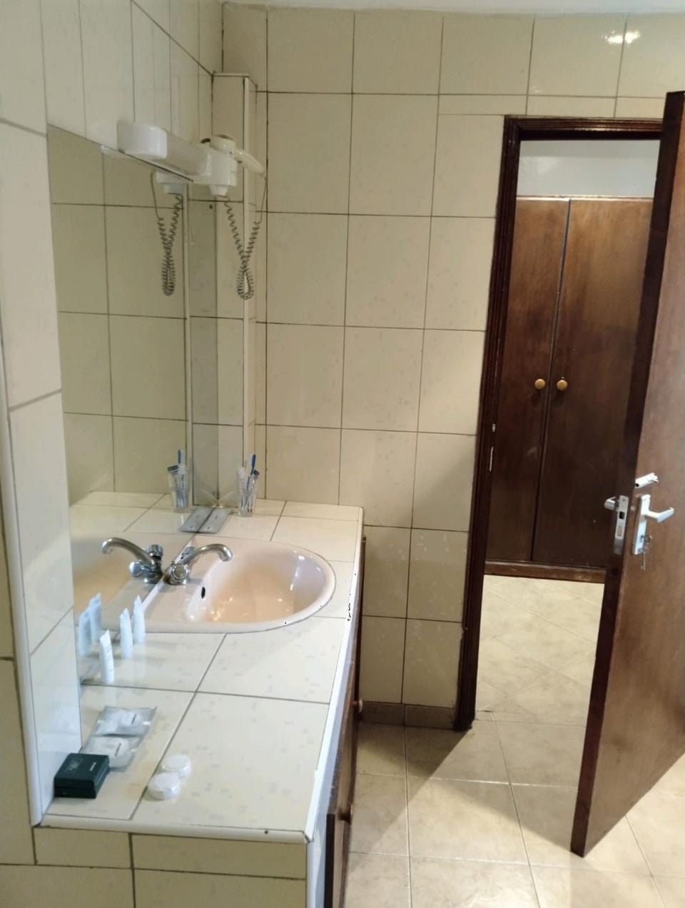 Shower, rainfall showerhead, free toiletries, bathrobes