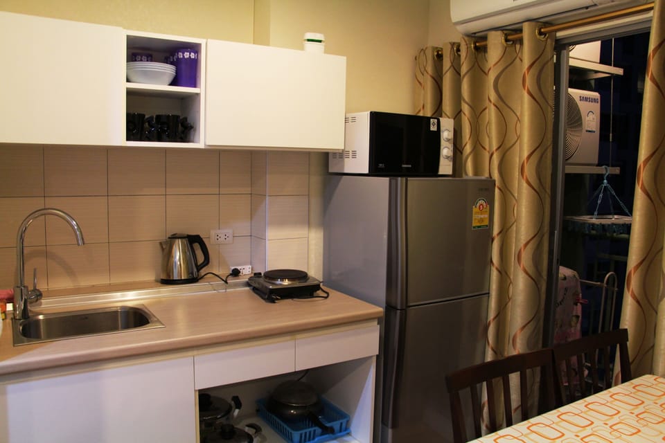 Apartment, 1 Bedroom | Private kitchen | Full-size fridge, microwave, stovetop, coffee/tea maker