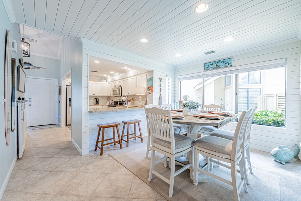 Dining Area & Breakfast Bar