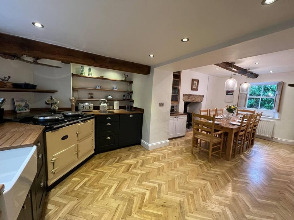 House | Private kitchen | Fridge, microwave, oven, stovetop