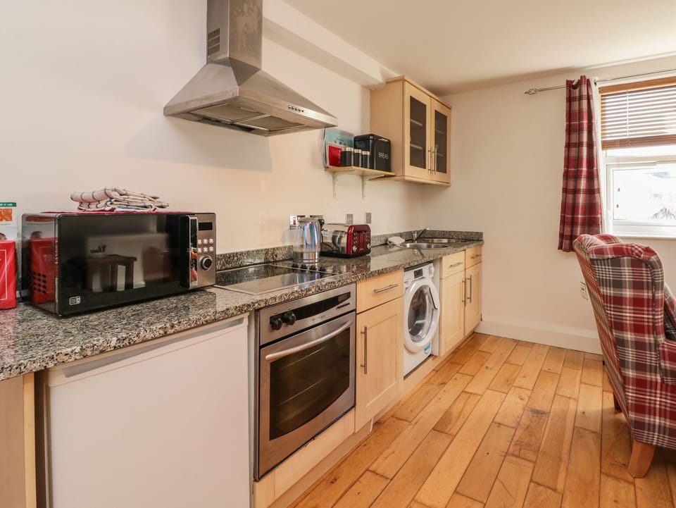 Cottage | Private kitchen | Fridge, electric kettle, toaster, cookware/dishes/utensils