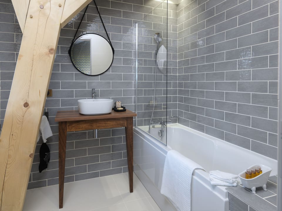 Deluxe Room, 1 Queen Bed, Non Smoking | Bathroom | Rainfall showerhead, hair dryer, towels, soap