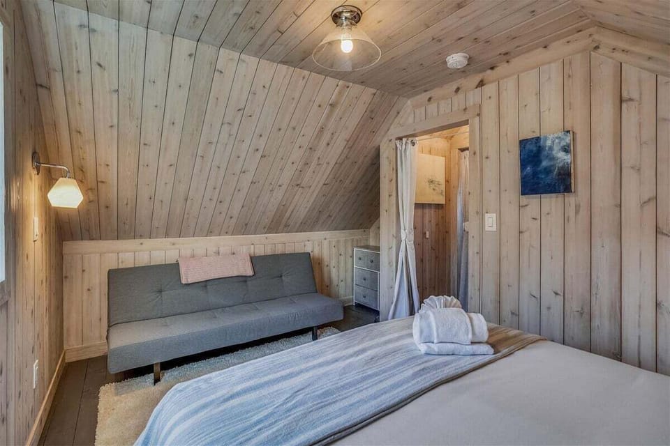 Upstairs East Queen Bedroom at Daydreamer