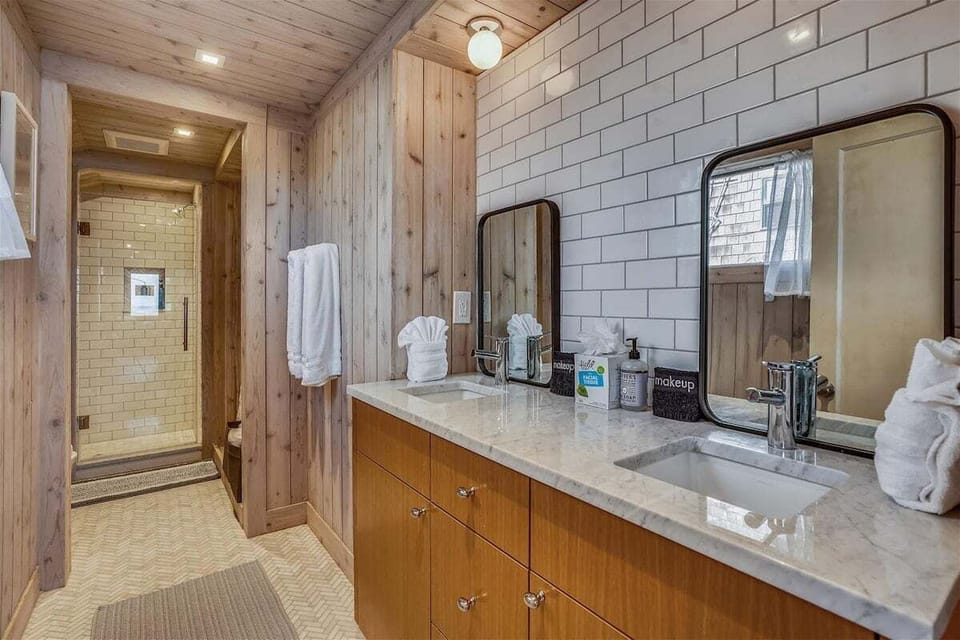 Main Bathroom at Daydreamer