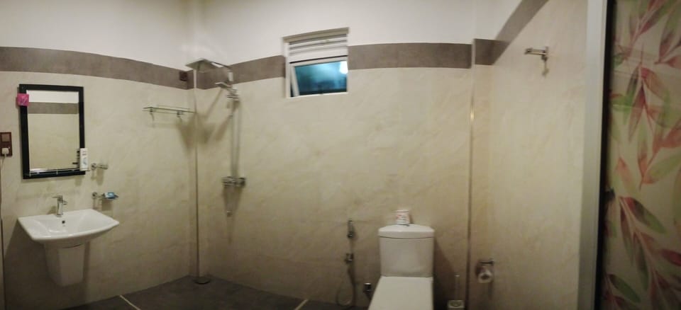 Family Room | Bathroom | Free toiletries, towels