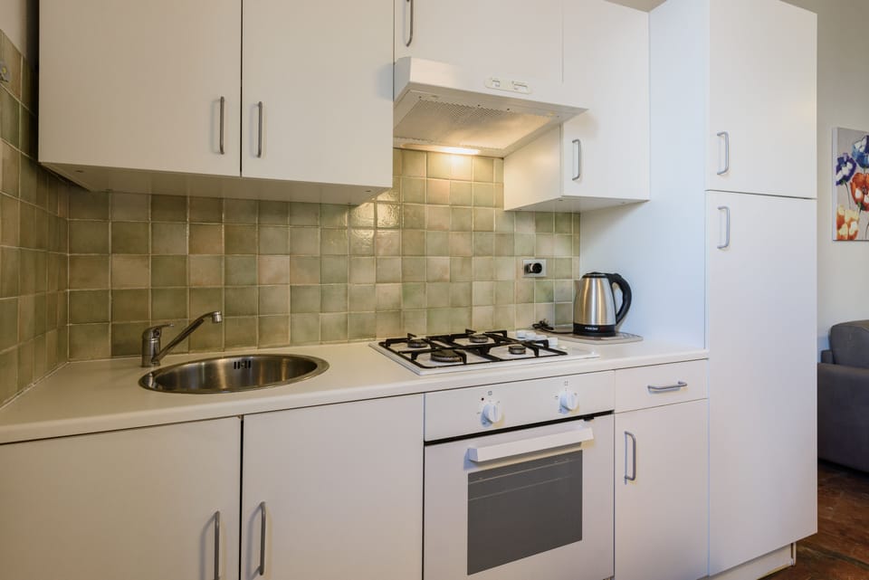 Comfort Apartment | Private kitchen | Fridge, oven, stovetop, cookware/dishes/utensils