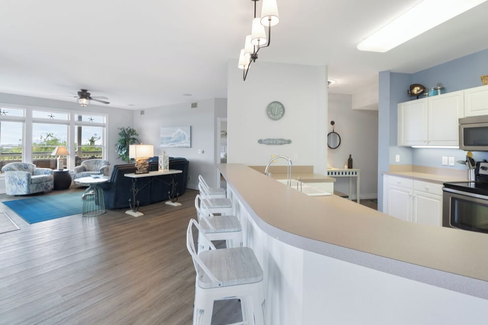 WR4J: Just Chillin | Living Area and Kitchen