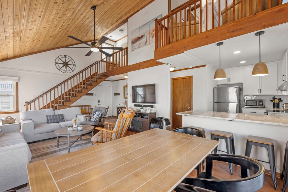 SN0947: Torchsong | Mid Level Dining Area