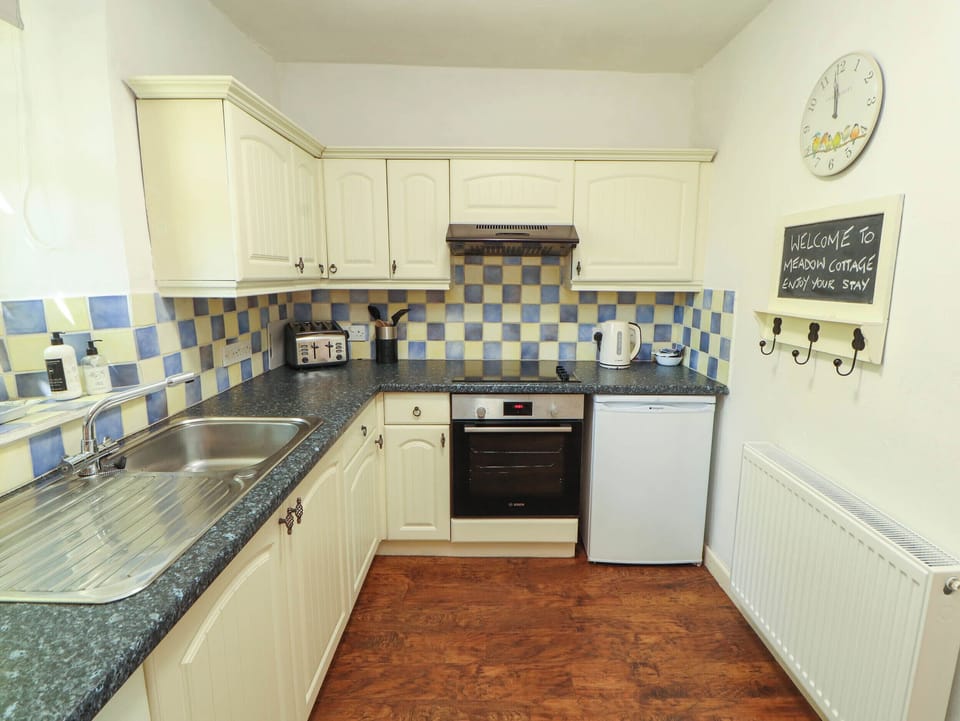 Cottage | Private kitchen | Fridge, dishwasher, electric kettle, toaster