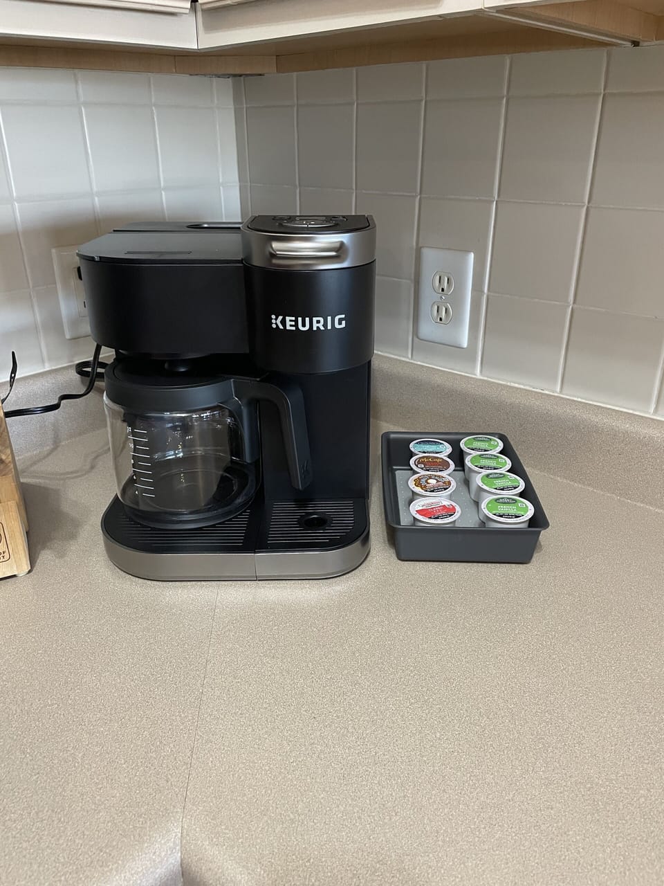 Dual coffee maker - full pot and single serve options