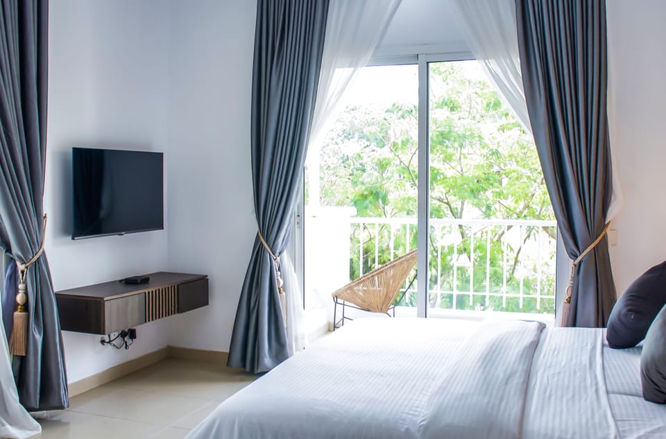 Exclusive Apartment | 3 bedrooms, in-room safe, desk, blackout drapes