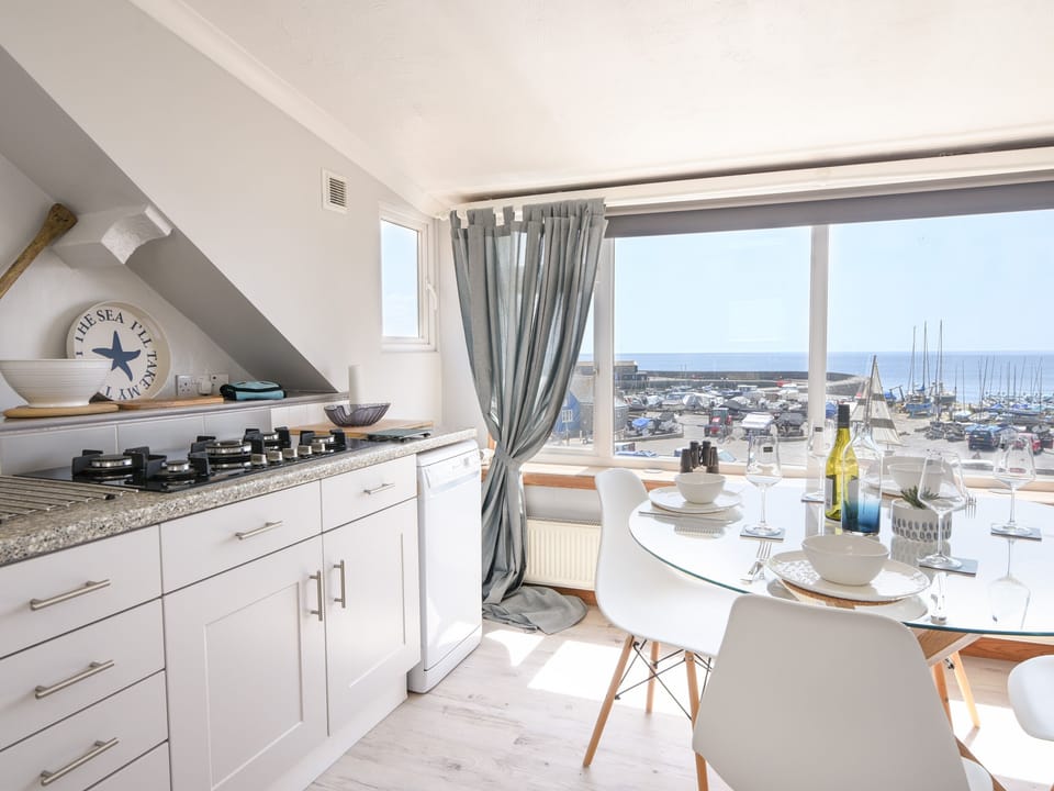 Cottage | Private kitchen | Dishwasher, cookware/dishes/utensils