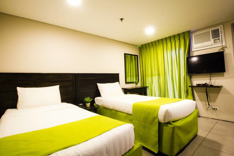 Deluxe Triple Room, 2 Twin Beds | Individually furnished, desk, iron/ironing board, free WiFi