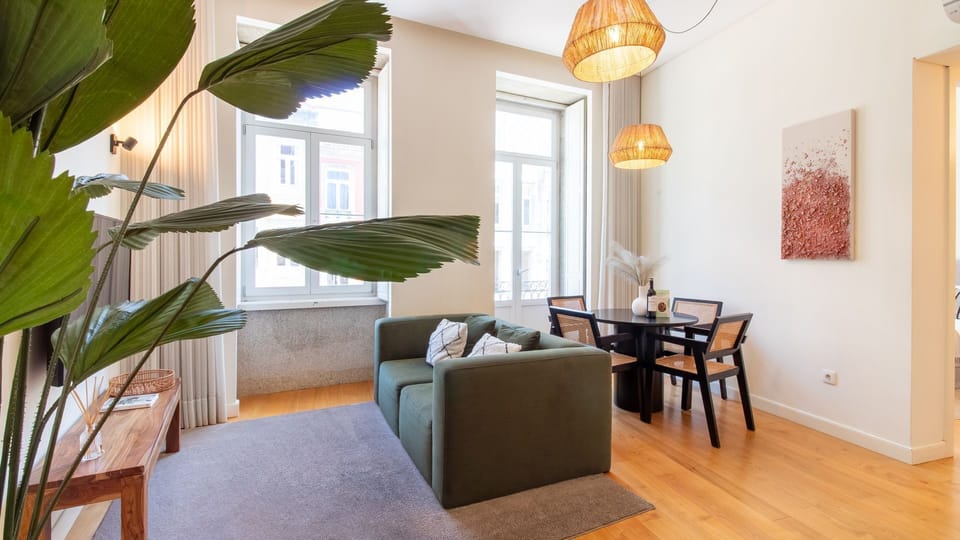 Your peaceful hideaway in the heart of the city, wrapped in natural light.
#PortoRetreat #Lovelyplace
