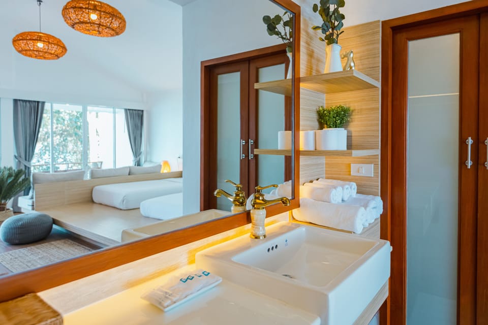 Deluxe Sea View | Minibar, blackout drapes, free WiFi, bed sheets