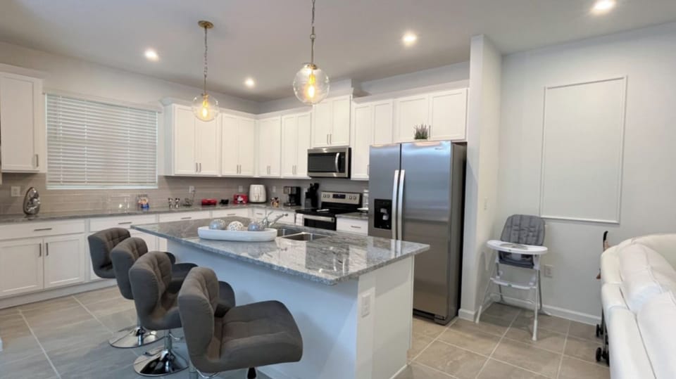 Deluxe House | Private kitchen | Full-size fridge, microwave, oven, stovetop