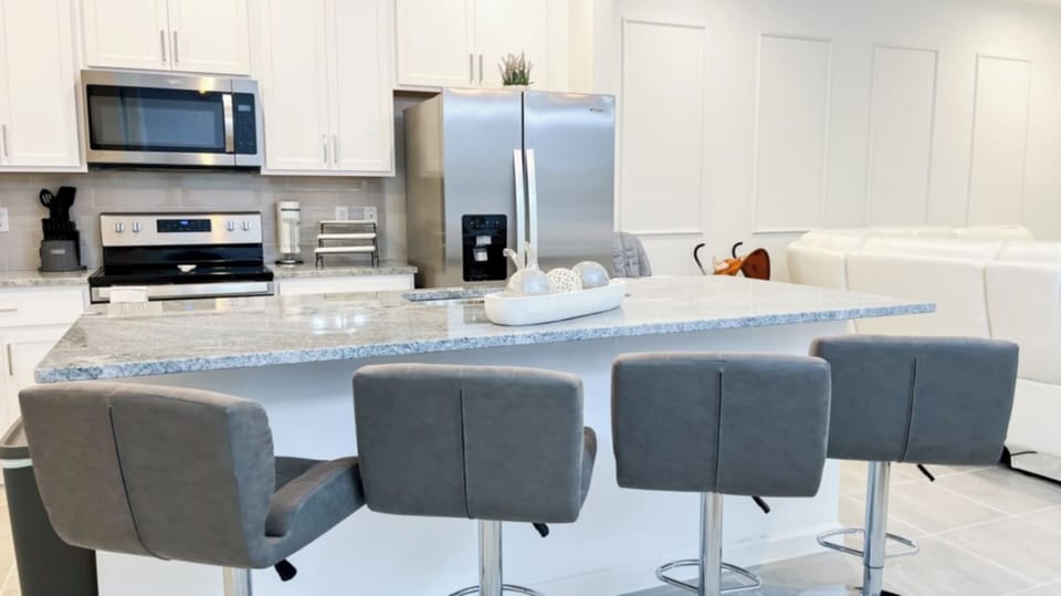 Deluxe House | Private kitchen | Full-size fridge, microwave, oven, stovetop
