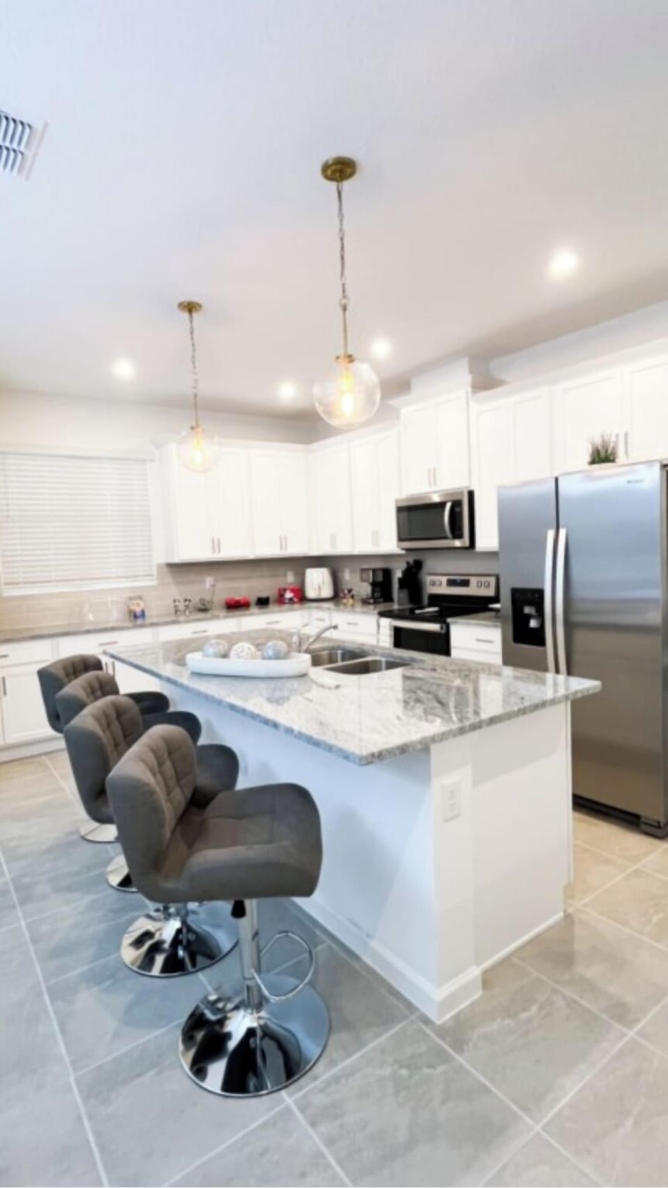Deluxe House | Private kitchen | Full-size fridge, microwave, oven, stovetop