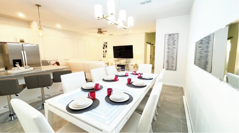 Deluxe House | Dining room