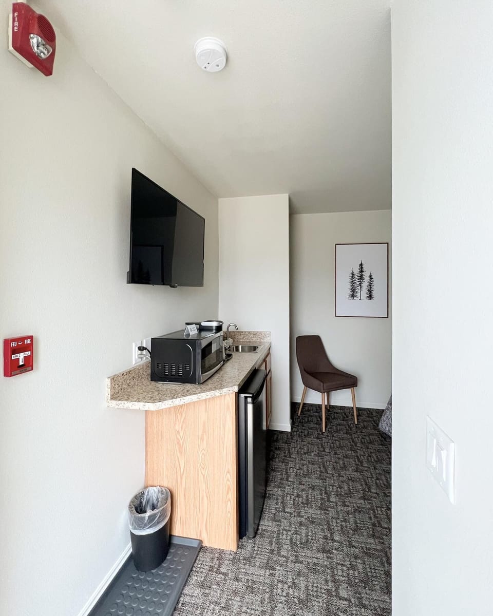 Standard Room, 1 Double Bed, Non Smoking | Blackout drapes, iron/ironing board (on request), WiFi (free)