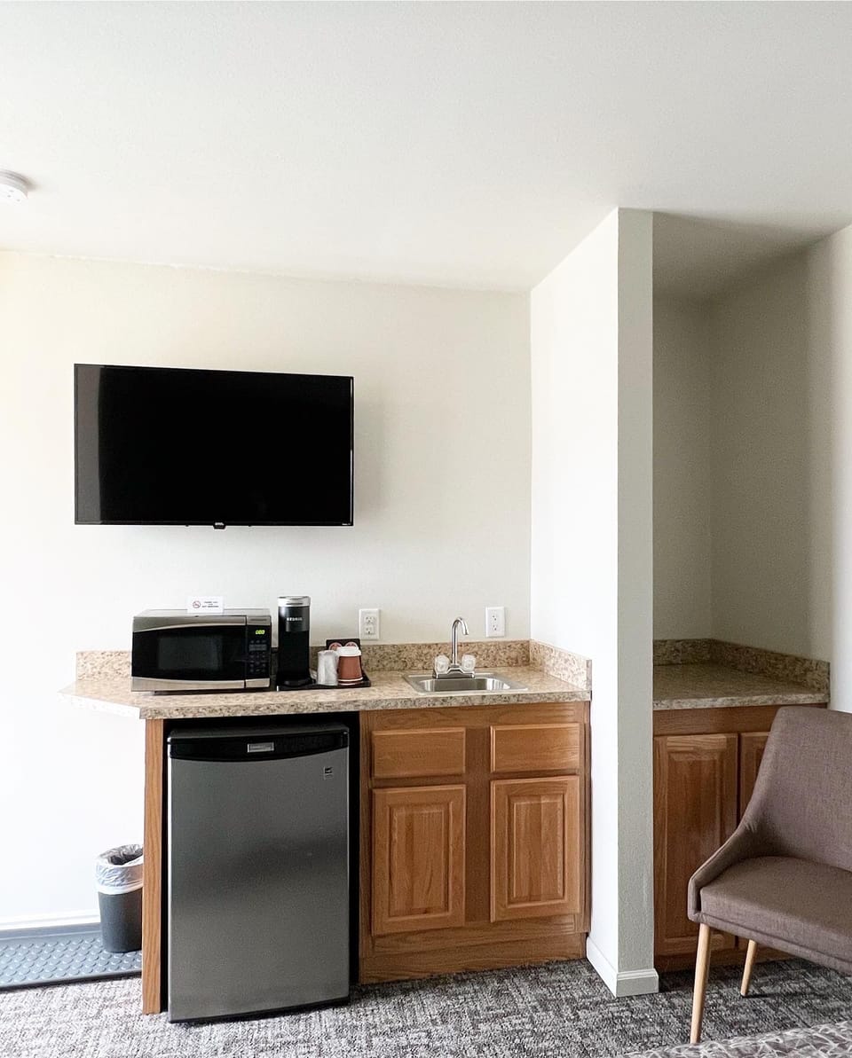 Standard Room, 1 Double Bed, Non Smoking | Blackout drapes, iron/ironing board (on request), WiFi (free)