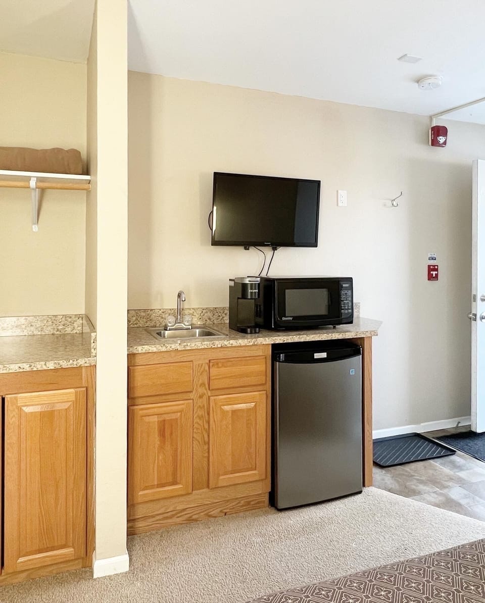 Standard Room, 1 Double Bed, Non Smoking | Blackout drapes, iron/ironing board (on request), WiFi (free)