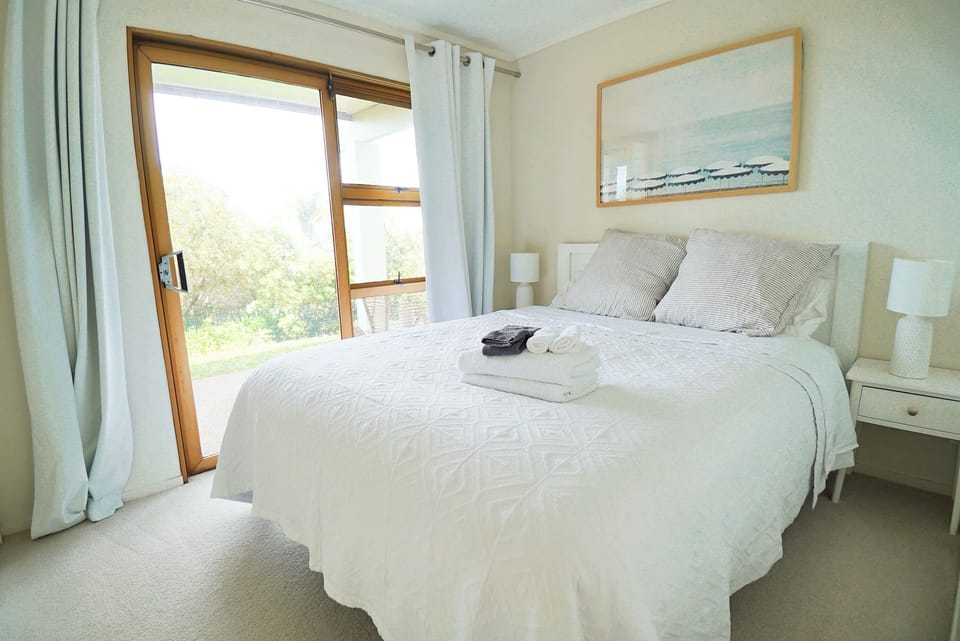 queen bed with matching decore