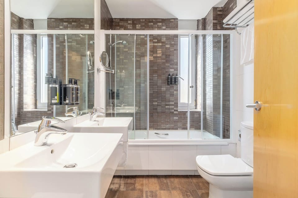 Double or Twin Room | Bathroom | Eco-friendly toiletries, hair dryer, bidet, towels