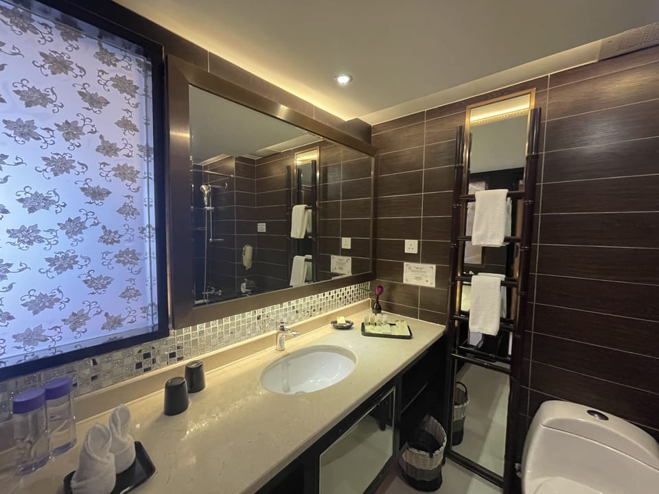 Family Suite | Bathroom | Combined shower/tub, free toiletries, hair dryer, towels
