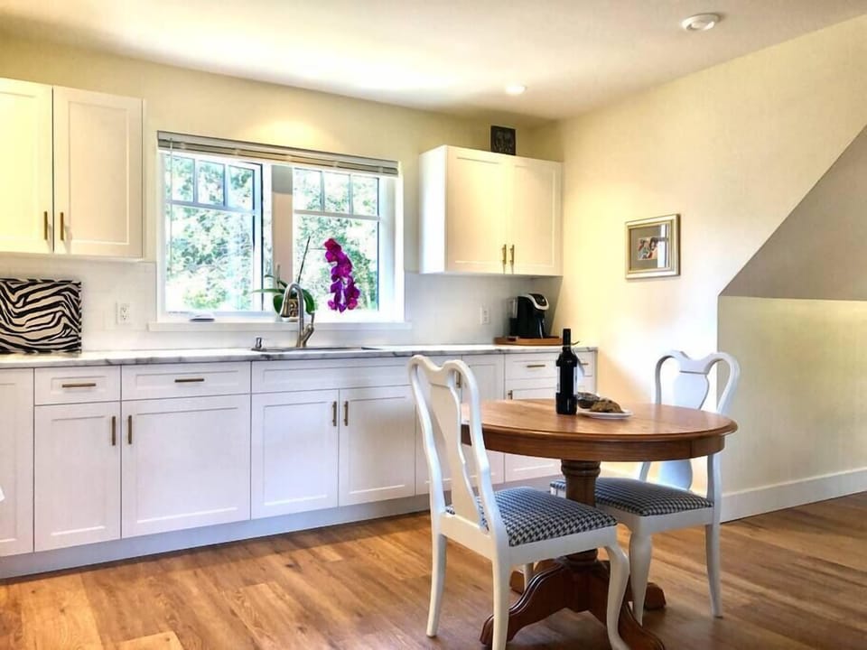 Kitchen with large working area + coffee station
