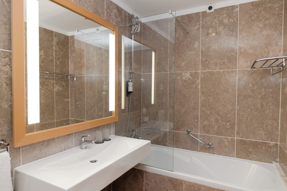Combined shower/tub, free toiletries, hair dryer, bidet