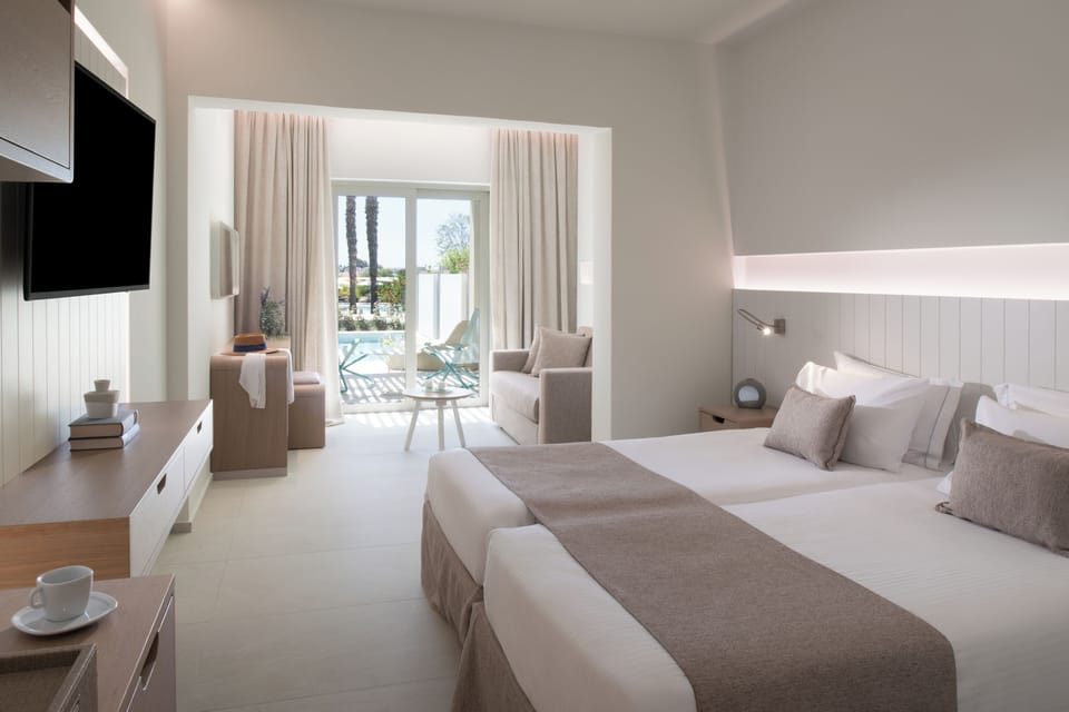Deluxe Twin Room Private Pool | In-room safe, desk, blackout drapes, soundproofing