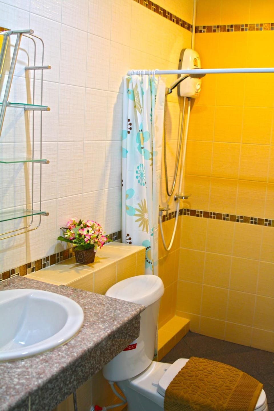 Shower, free toiletries, towels