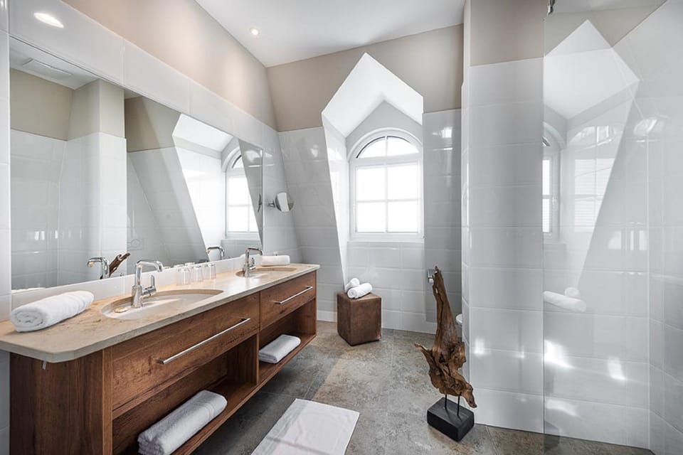 Standard Double Room | Bathroom | Shower, hair dryer, towels