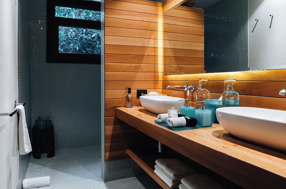 Jungle View Room | Bathroom | Shower, rainfall showerhead, designer toiletries, hair dryer