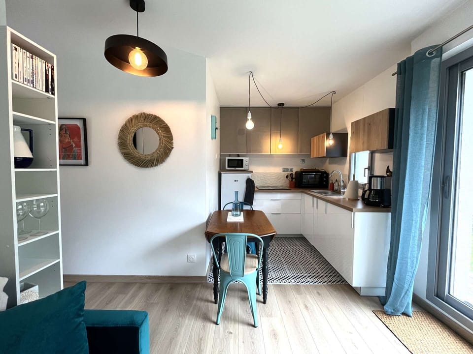 Fridge, oven, toaster, cookware/dishes/utensils