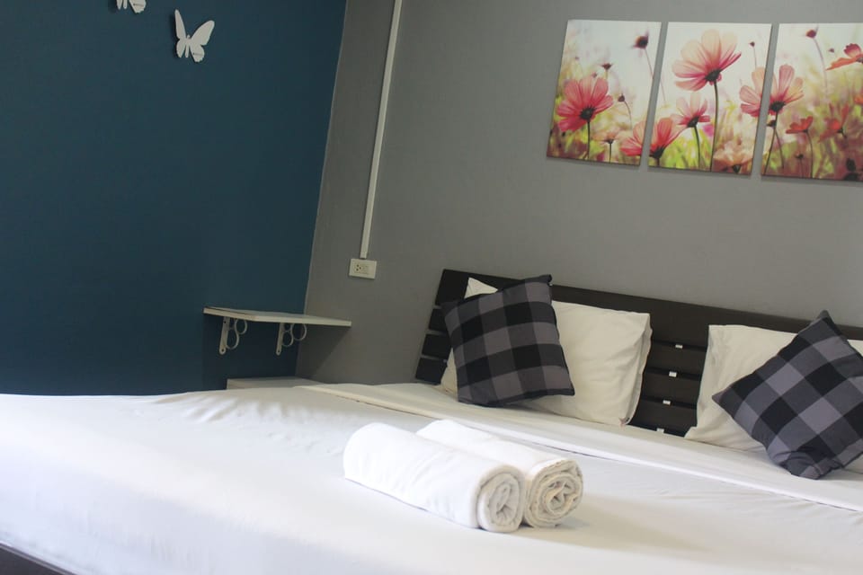 Standard Room | Desk, free cribs/infant beds, rollaway beds, free WiFi