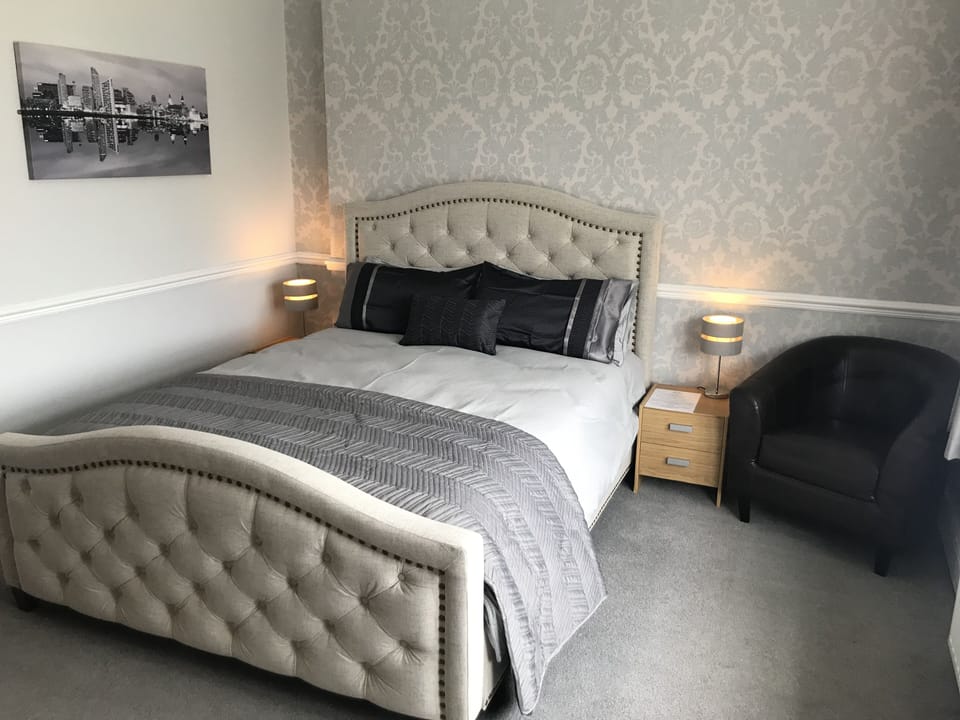 Executive Double Room, 1 King Bed | Iron/ironing board, free WiFi, bed sheets