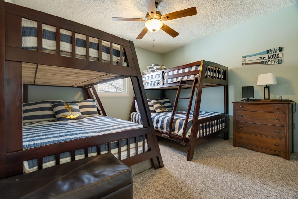 Main level bunk room - sleeps up to 6!
